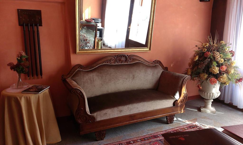 Hotel Palazzo Di Mezzo Carrù المظهر الخارجي الصورة