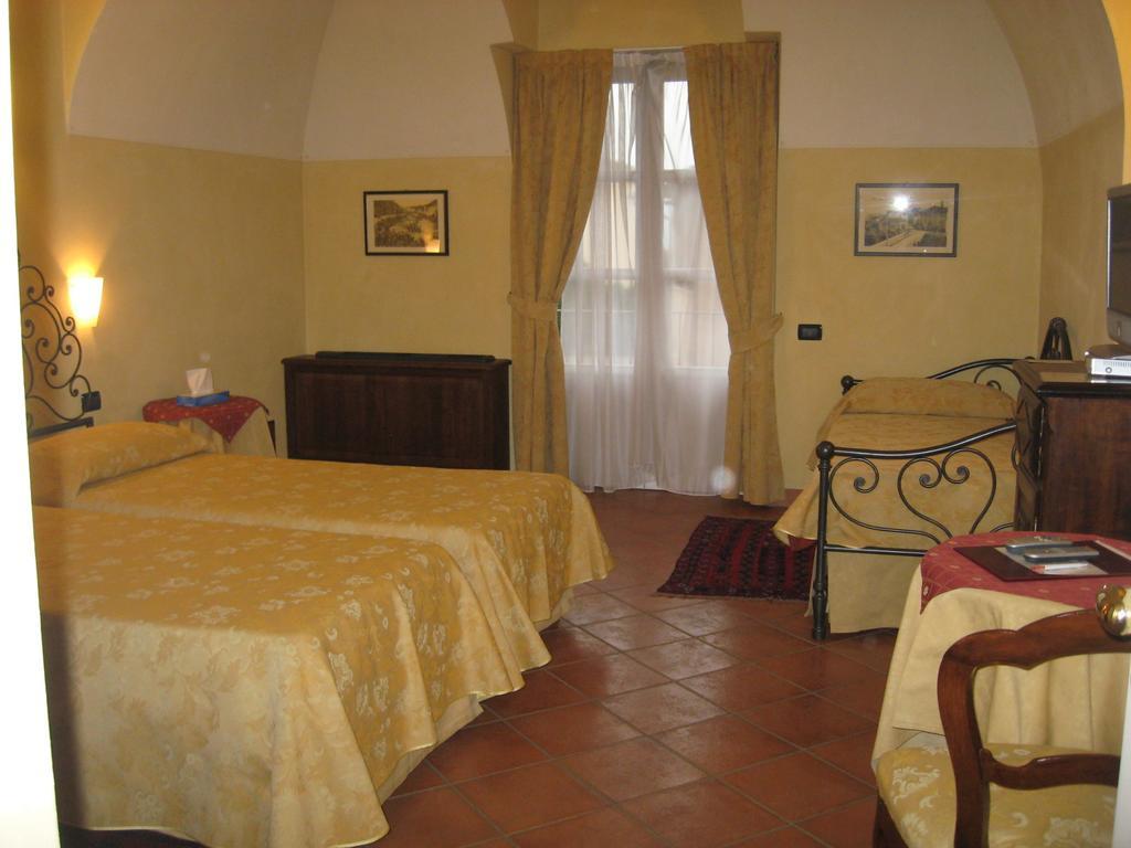 Hotel Palazzo Di Mezzo Carrù الغرفة الصورة