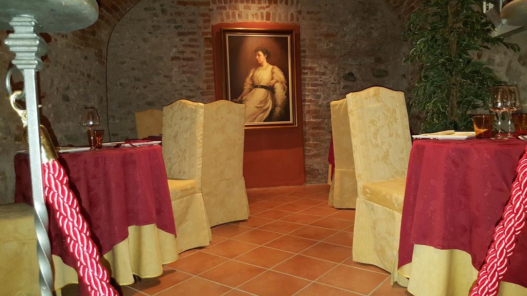 Hotel Palazzo Di Mezzo Carrù المظهر الخارجي الصورة