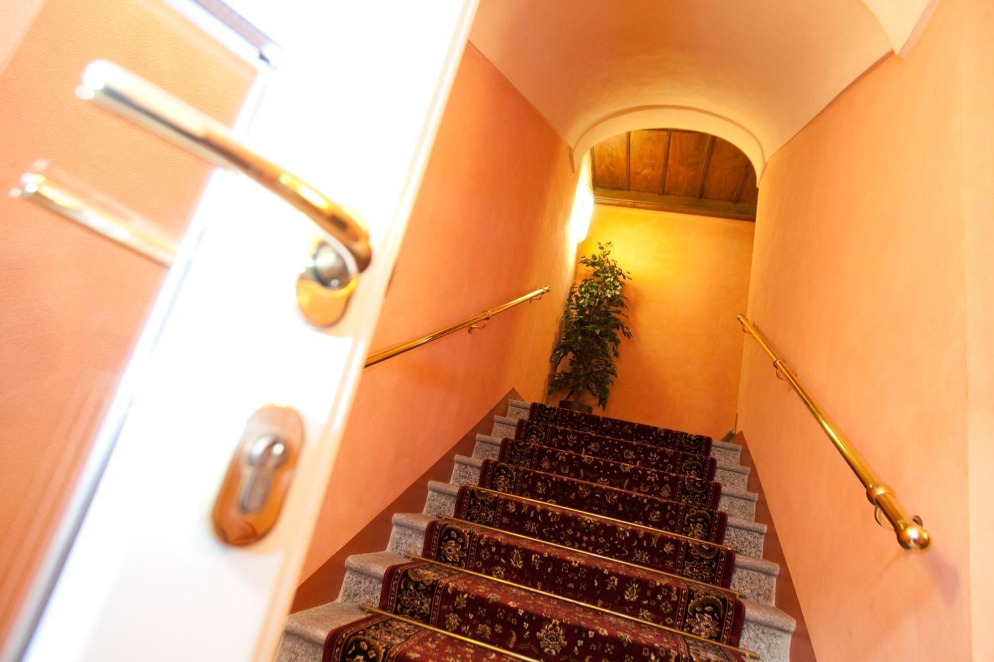 Hotel Palazzo Di Mezzo Carrù المظهر الخارجي الصورة
