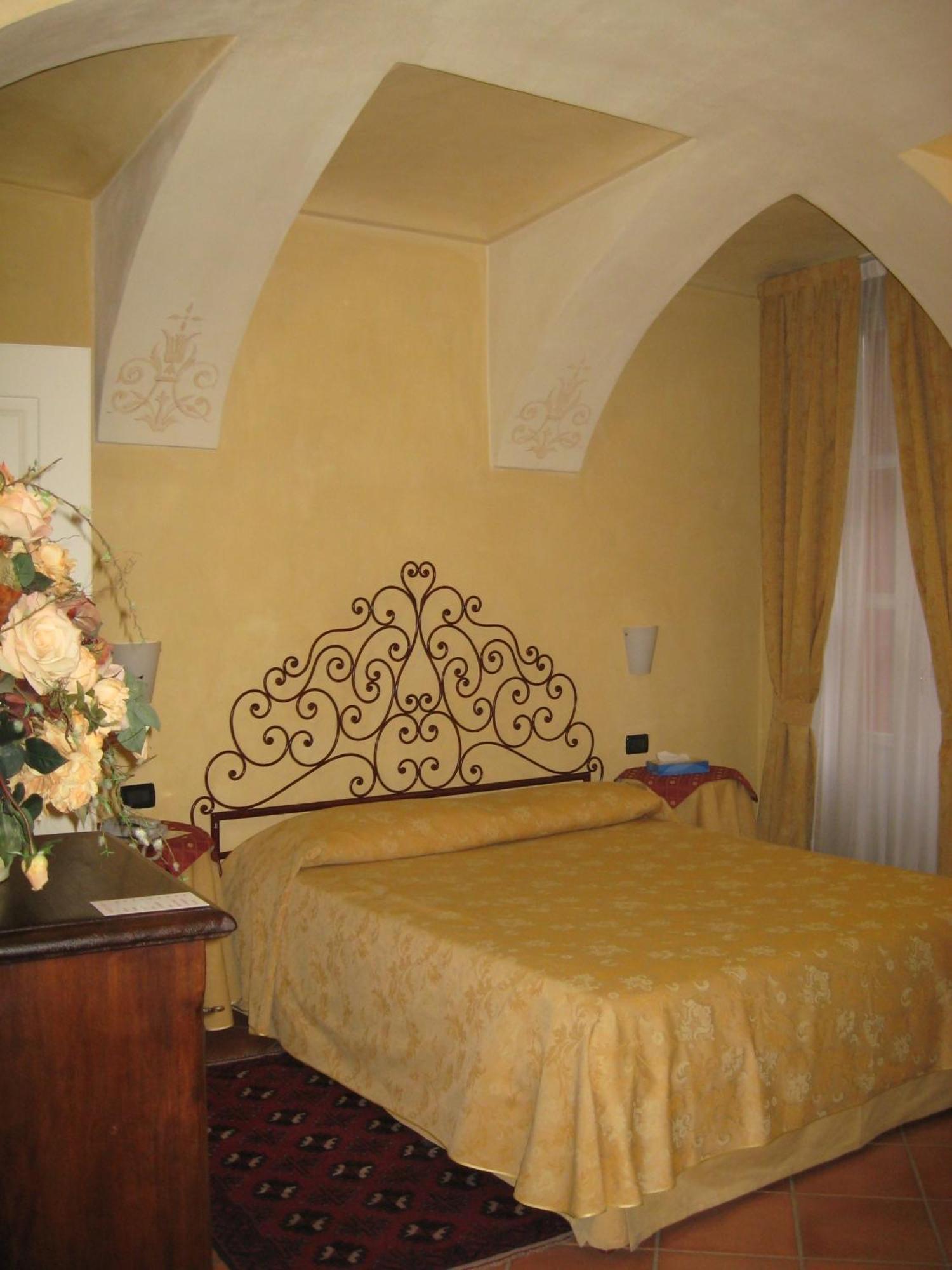 Hotel Palazzo Di Mezzo Carrù الغرفة الصورة
