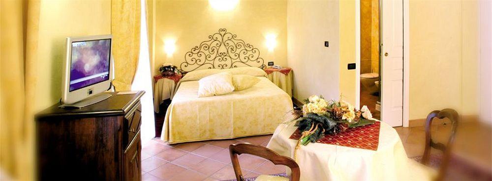 Hotel Palazzo Di Mezzo Carrù المظهر الخارجي الصورة