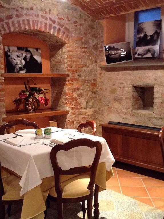 Hotel Palazzo Di Mezzo Carrù المظهر الخارجي الصورة