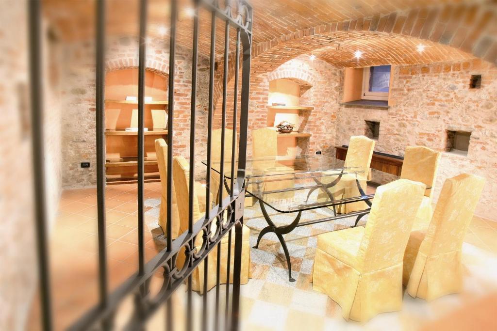 Hotel Palazzo Di Mezzo Carrù المظهر الخارجي الصورة
