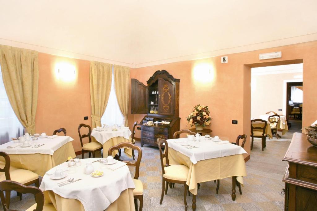 Hotel Palazzo Di Mezzo Carrù المظهر الخارجي الصورة