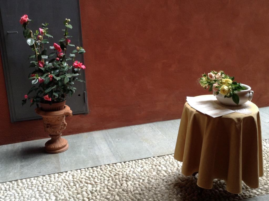 Hotel Palazzo Di Mezzo Carrù المظهر الخارجي الصورة
