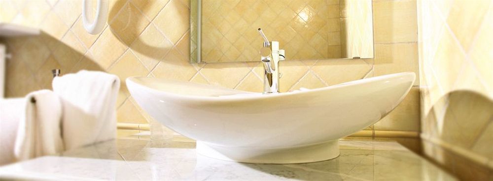 Hotel Palazzo Di Mezzo Carrù المظهر الخارجي الصورة