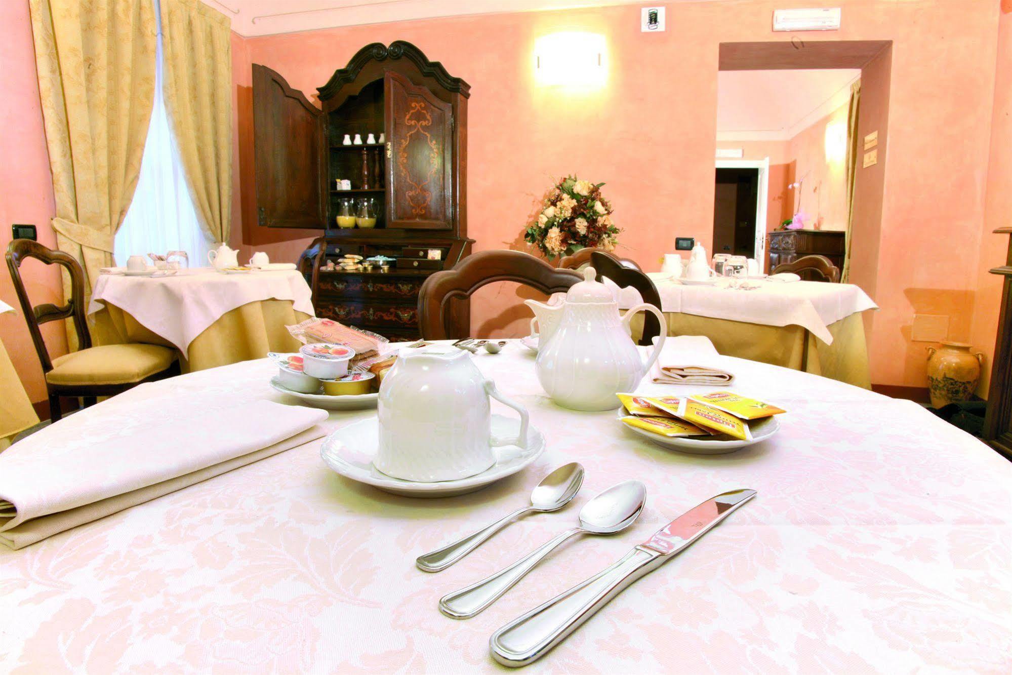 Hotel Palazzo Di Mezzo Carrù المظهر الخارجي الصورة