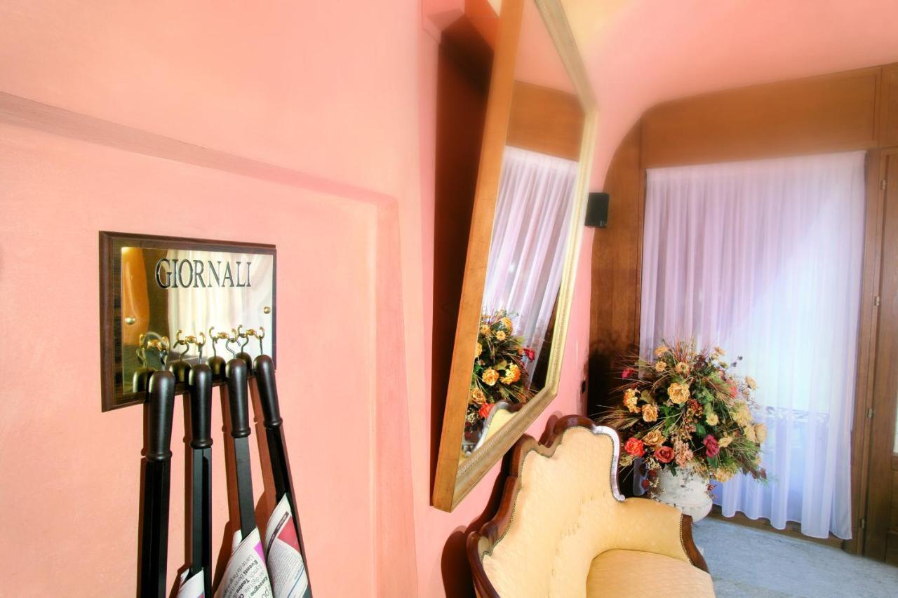 Hotel Palazzo Di Mezzo Carrù المظهر الخارجي الصورة