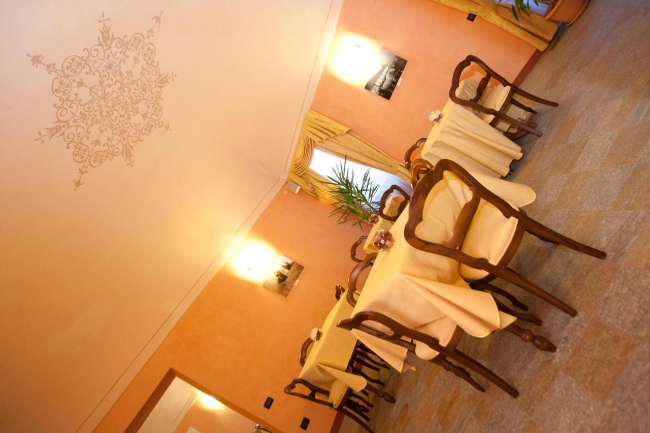 Hotel Palazzo Di Mezzo Carrù المظهر الخارجي الصورة