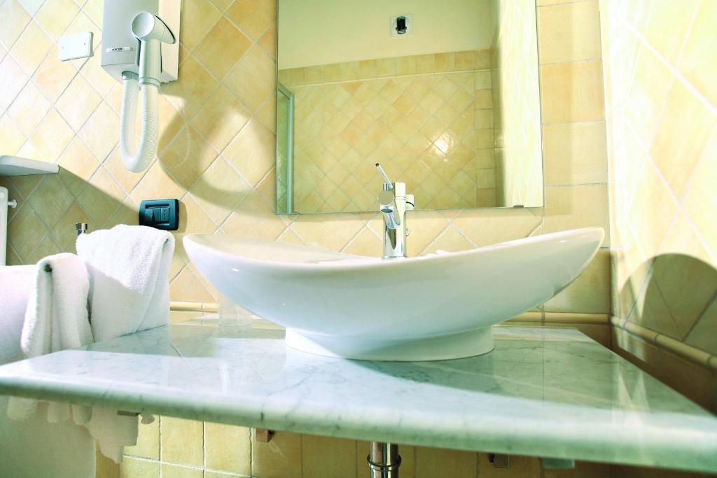 Hotel Palazzo Di Mezzo Carrù المظهر الخارجي الصورة